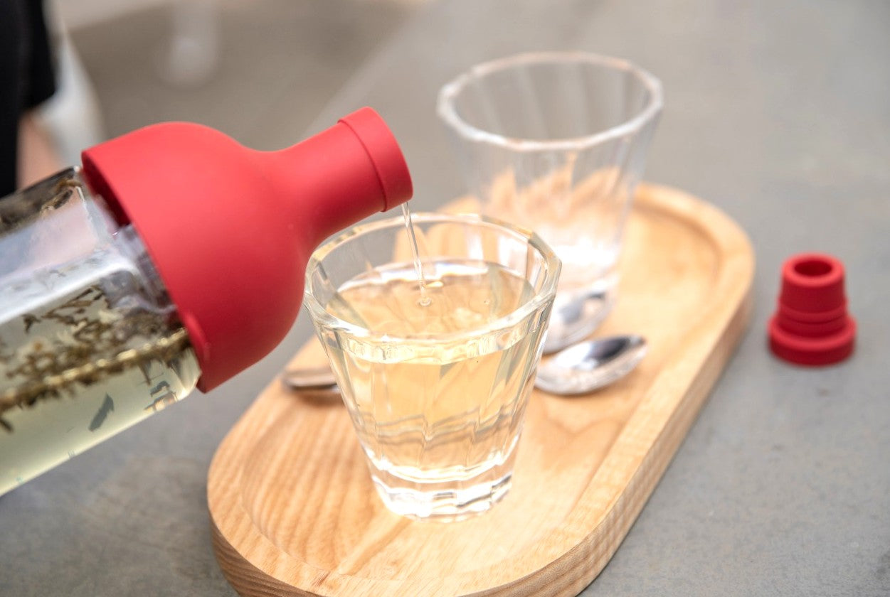 Filter-in-bottle for cold brew loose leaf tea, 750 ml with integrated filter and silicone lid.  Fridge to tableware.