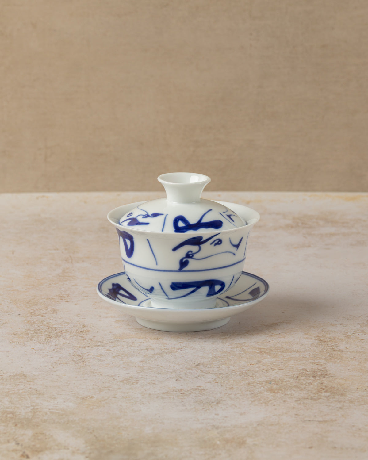 Traditional Chinese Gaiwan in white porcelain with blue design, capacity 100 ml